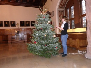 Weihnachtsbaumschmücken im Alten Rathaus